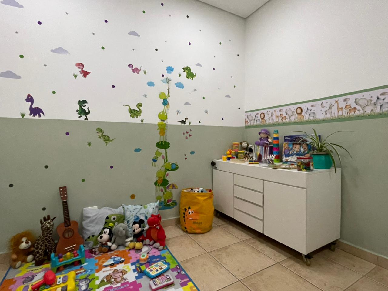 Cantinho lúdico com pelúcias e adesivos infantis