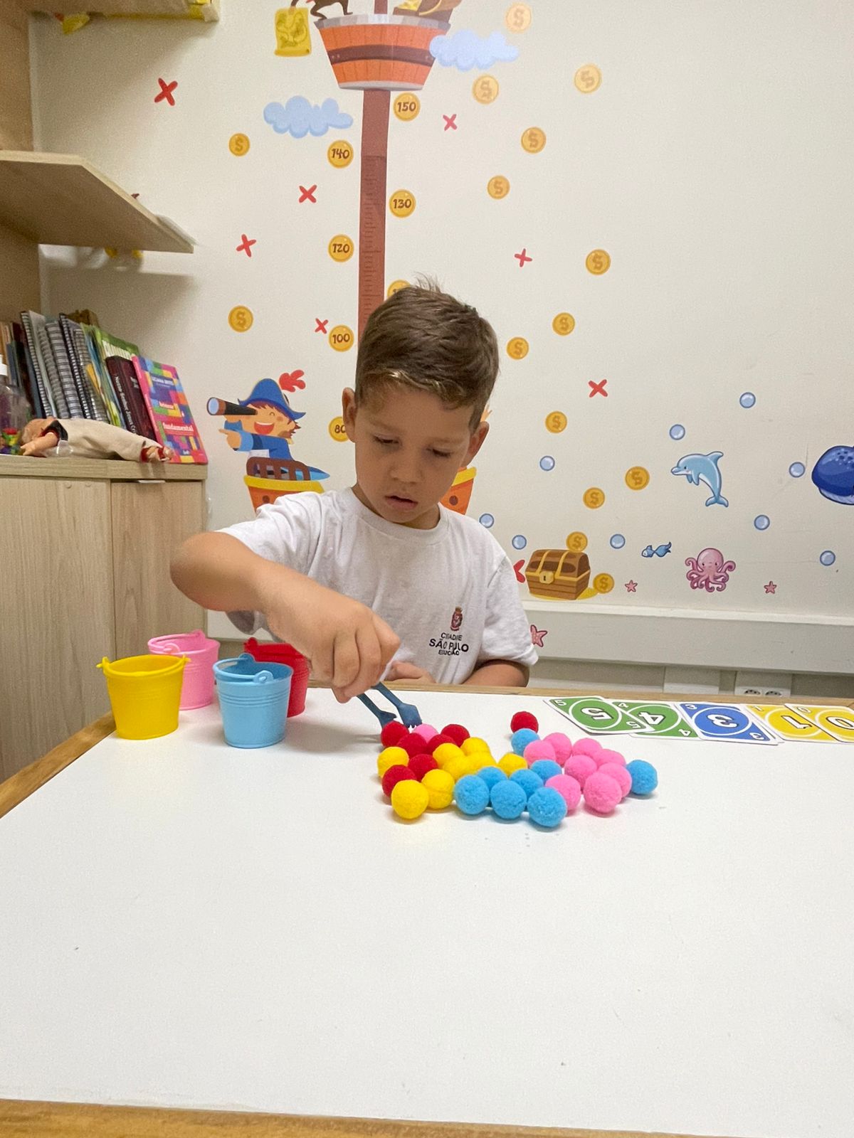 Atividade de pinça com pompons